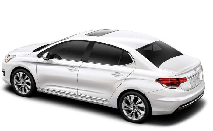 Há boas novidades também para quem for guiar o novo C4 Pallas. A Citroën confirmou que, entre diversas opções, o modelo poderá receber um motor 1.6 turbo, ...